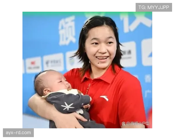 刘诗雯训练完随手啃蛋白棒的样子，真不像拿过奥运金牌的人